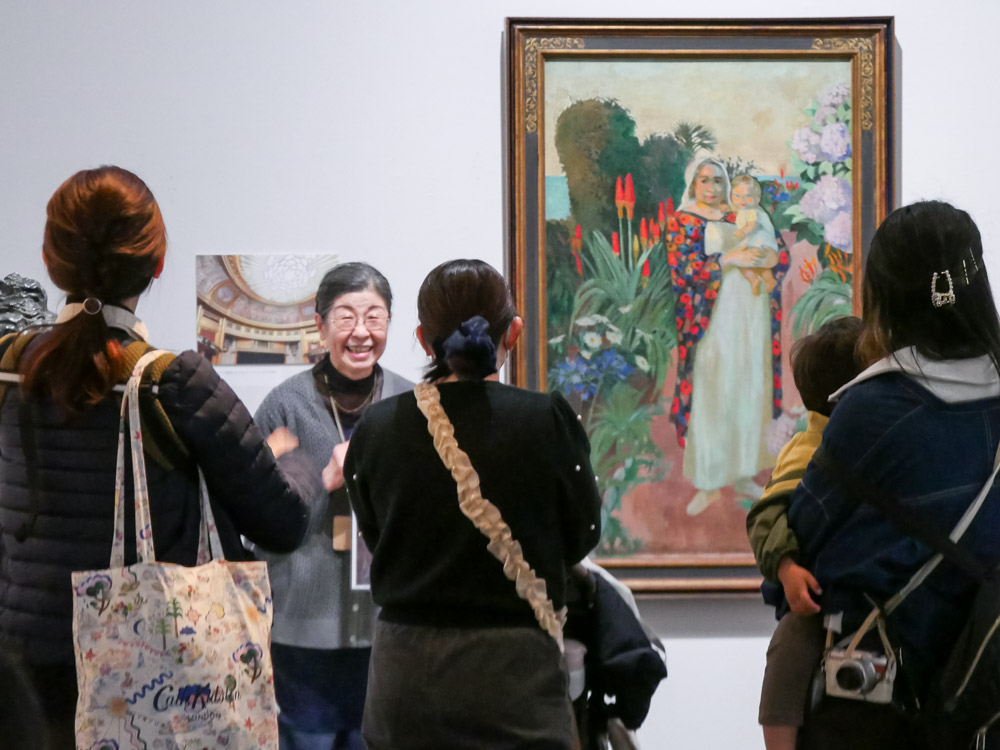 親子で展示作品を鑑賞している様子