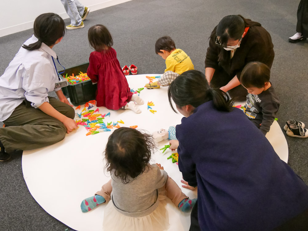 美術館スタッフが子どもに付き添っている様子