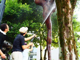 高圧洗浄機で彫刻を洗っている