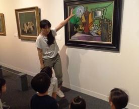 展示室でピカソを鑑賞中