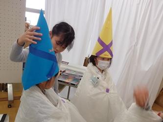 彫刻の真似をしているところ