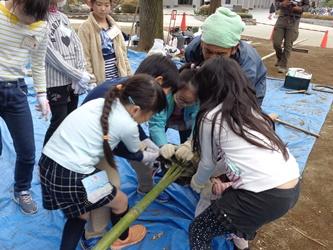 竹割りに挑戦しているところ