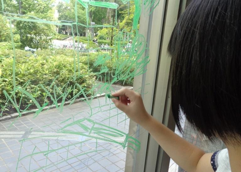 植え込みの草をなぞっているところ