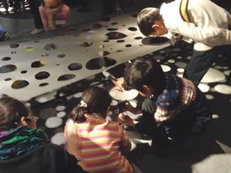 こどもが作った作品をのぞいている写真