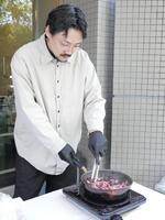 調理する小田桐さん