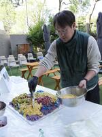 盛り付ける中嶋さん