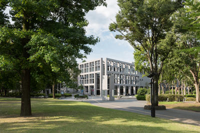 北浦和公園内に建つ美術館の遠景写真